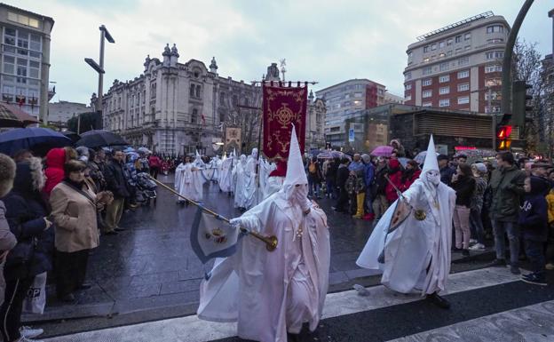 La lluvia frena las procesiones