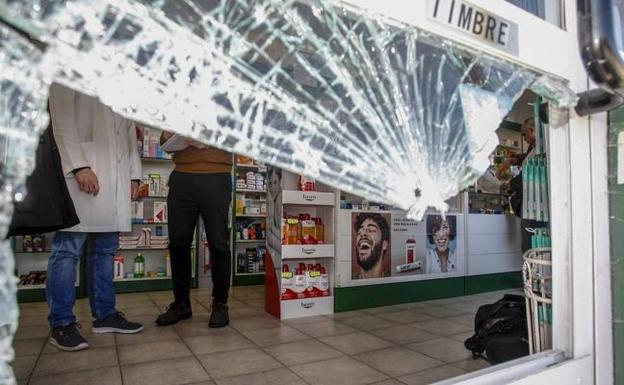 Asaltan una farmacia en Torres tras romper a pedradas un cristal de la puerta