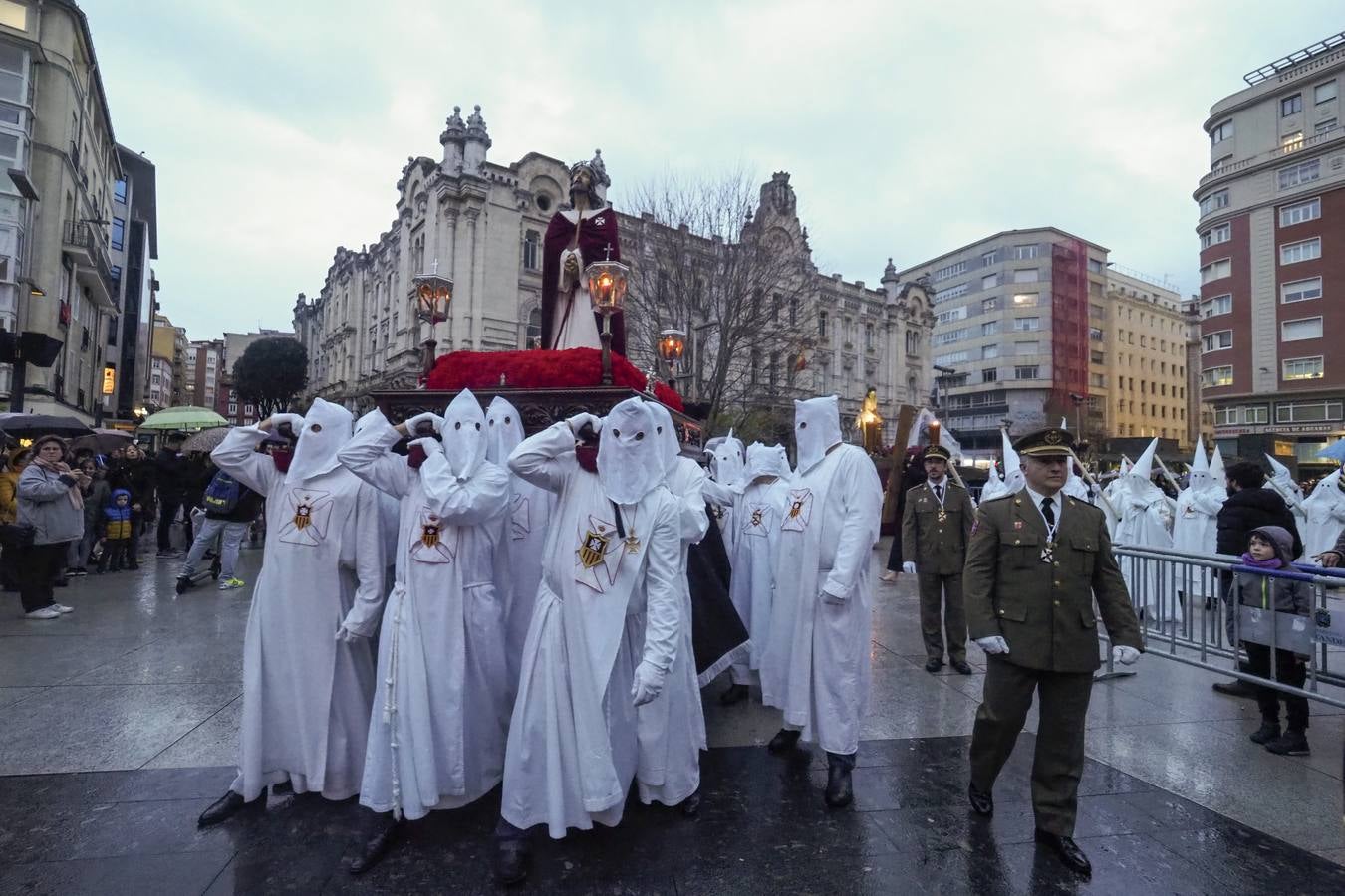 La lluvia frena las procesiones