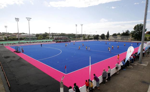 El Complejo Ruth Beitia renovará el césped artificial del campo de hockey