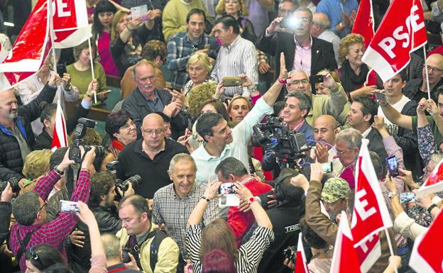 Militar en el PSOE cuesta seis veces más que en el PP y el doble que en Cs