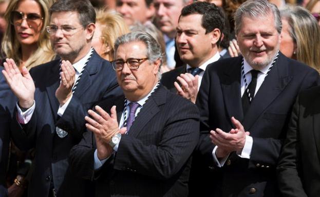 Zoido recuerda a los secesionistas que «acosar a jueces y policías es violencia»