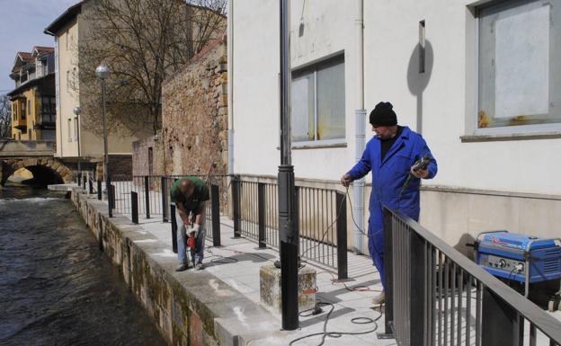 Reinosa instala una barandilla en la orilla izquierda del río Ebro