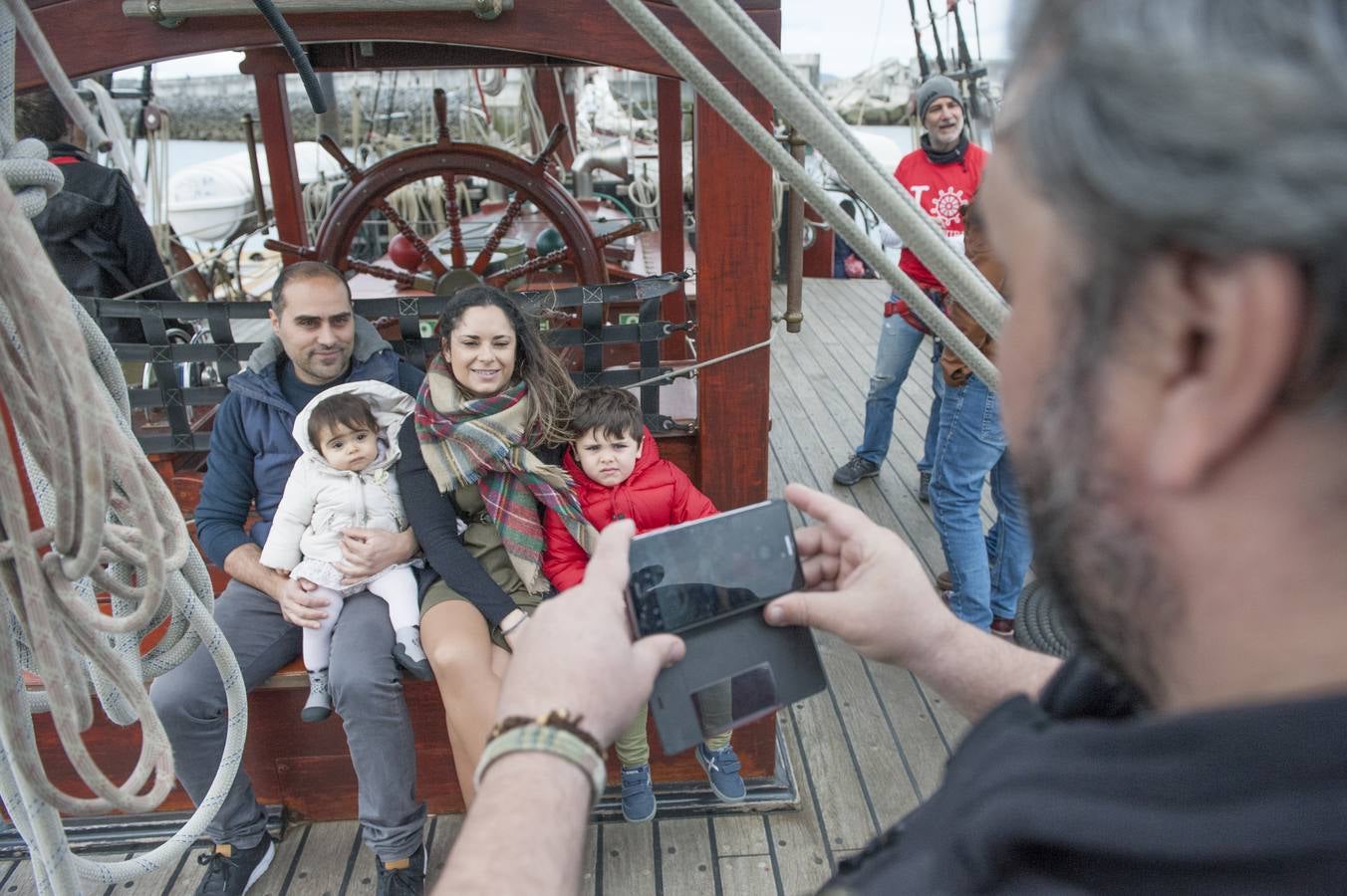 La goleta 'Atyla' atraca en el puerto de Laredo