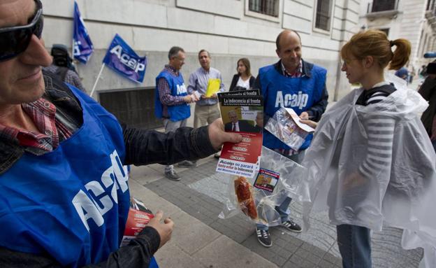 Los funcionarios de prisiones se concentran en El Dueso para exigir mejoras laborales