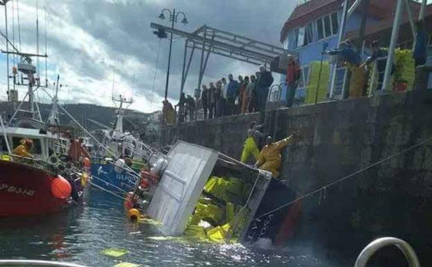 El ‘Alvi’, de Santoña, vuelca en Lastres cargado de verdel