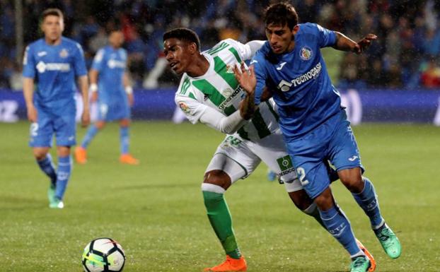 El Betis reina en la locura del Coliseum