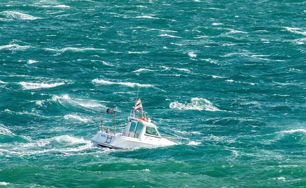 Muere el piloto de un barco de recreo tras hundirse en la bahía de Santander