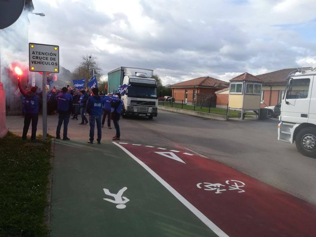 Los funcionarios de prisiones protestan a las puertas de El Dueso