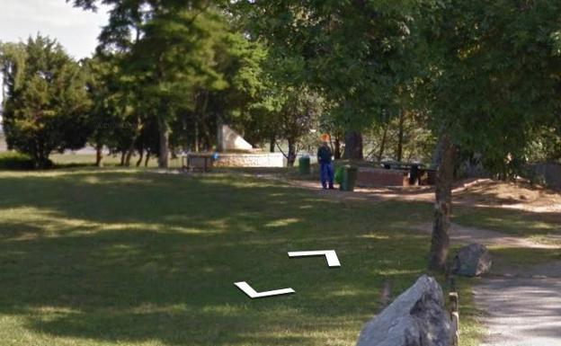 Multado con 468 euros por cortar una rama de un árbol en Punta Parayas para jugar al voleibol