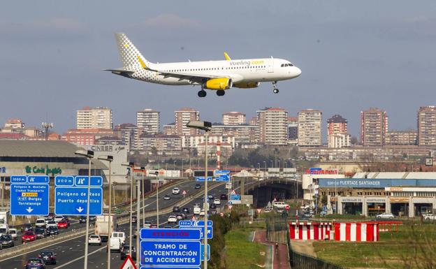 El viento sur frustra el aterrizaje en Santander del vuelo procedente de Barcelona