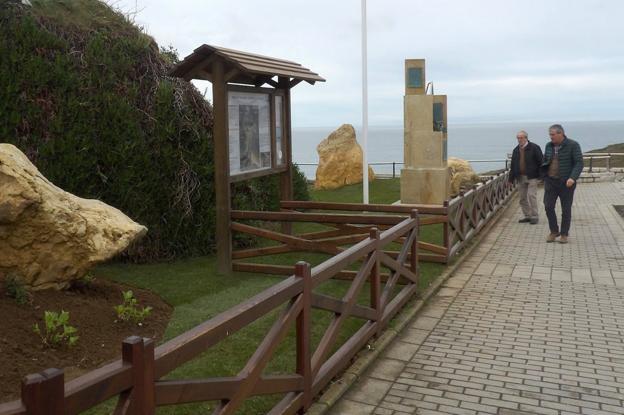 Suances acondiciona los accesos a la playa de Los Locos de cara al verano