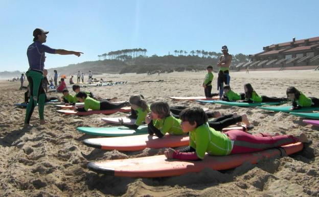 El surf generó 4,2 millones de euros en Ribamontán al Mar durante 2017