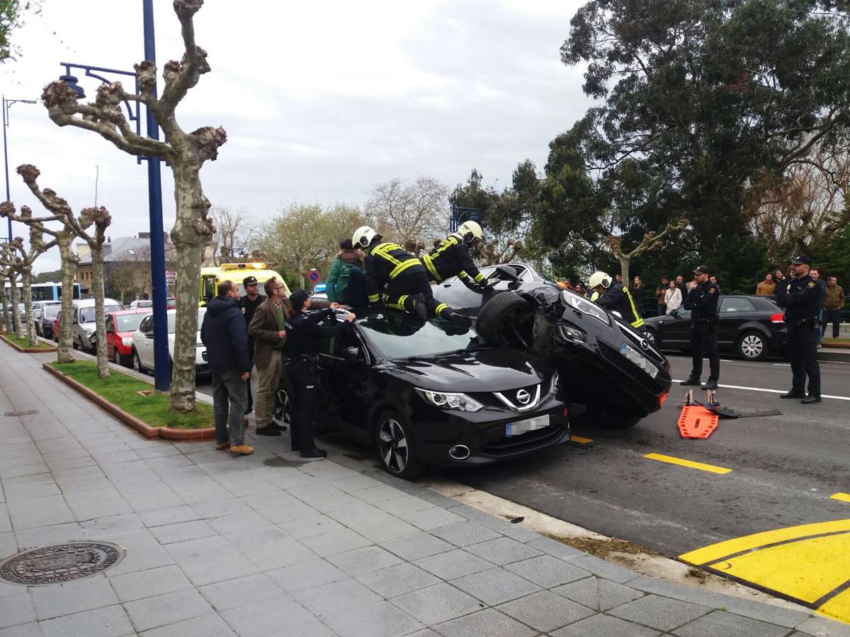 Una mujer de 72 años encarama su coche encima de otro que estaba aparcado