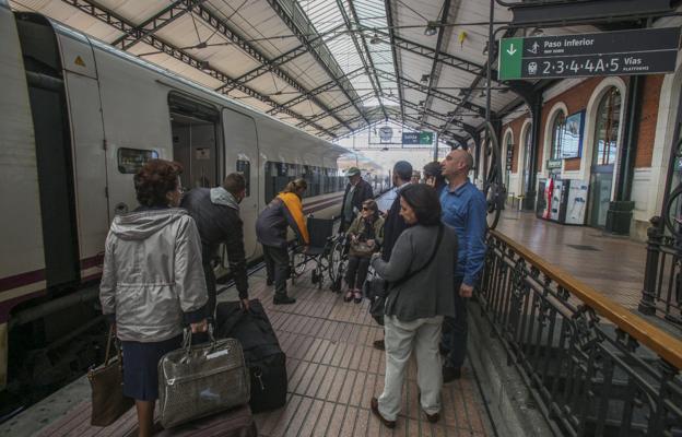 El tren viaja hasta Valladolid con el 88% de las plazas vacías y recibe 3,5 millones de subvención