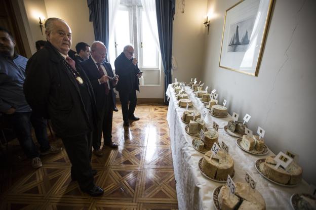 Un queso azul francés gana el concurso de la Cofradía de Cantabria