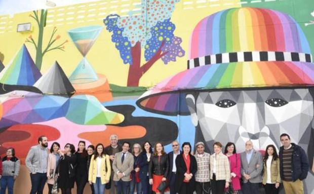 Okuda llena de color un mural de 600 metros en Puertollano