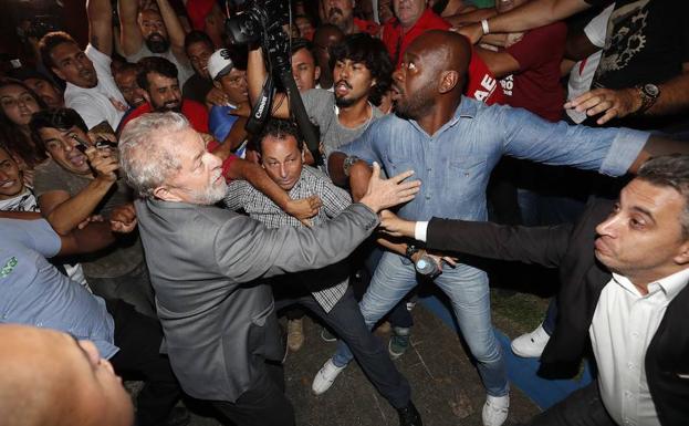 Lula pasa la primera noche en la cárcel