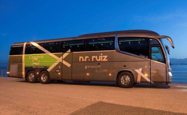 Agatha Ruiz de la Prada diseña un autobús para los cántabros NR Ruiz