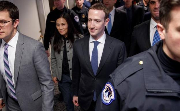 Zuckerberg asume los fallos de Facebook ante el Congreso de EE UU