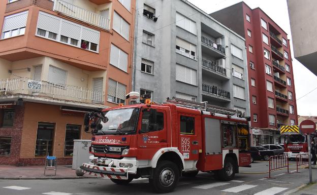 Los sindicatos denuncian que la falta de personal impide usar la escala en dos incendios en Los Corrales y Vargas