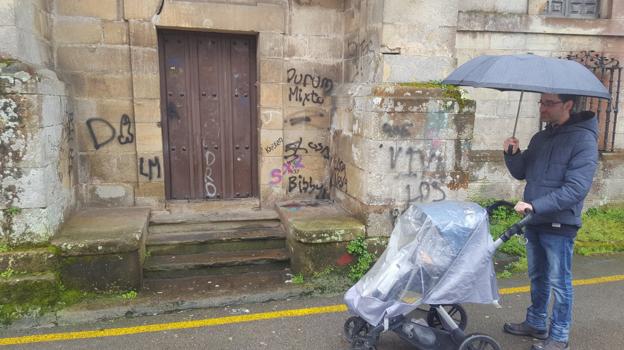 El palacio del Conde Mansilla de Los Corrales, afectado por varias pintadas