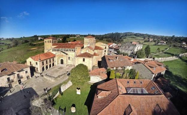 Tres empresarios de Santillana planean construir un laberinto junto a la Colegiata