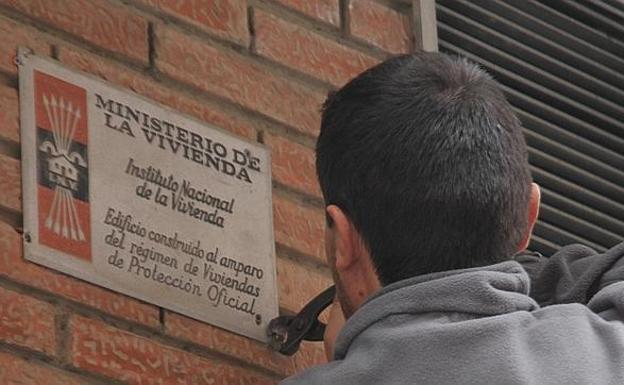 Torrelavega vuelve a pedir a 38 comunidades de propietarios que quiten las placas franquistas