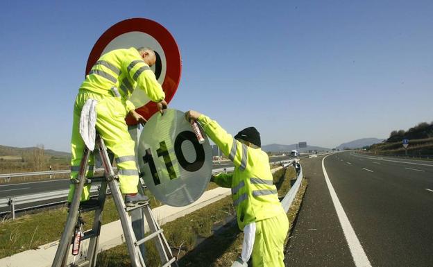 La DGT estudia bajar a 90 km/h la velocidad máxima en las carreteras convencionales