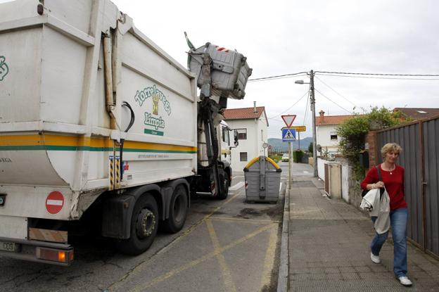 Torrelavega baraja cuatro opciones para municipalizar el servicio de basuras