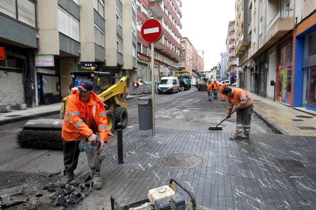 Las obras de asfaltado de Torrelavega llegan a Julián Urbina y Pintor Varela
