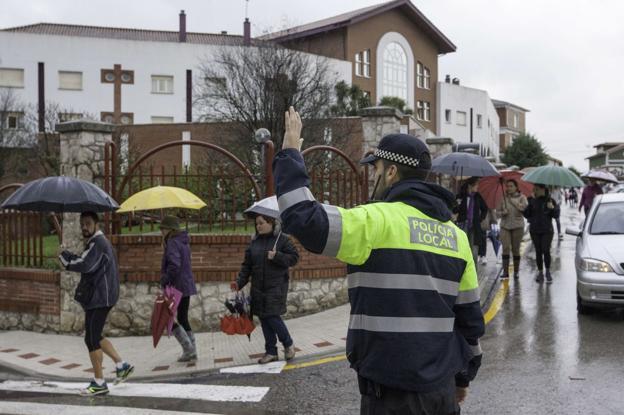 Un policía local de Santoña cobra 900 euros menos al mes que uno de Castro