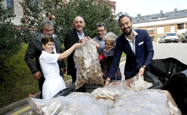 Agricultores de Valderredible donan una tonelada de patatas al Asilo de Torrelavega