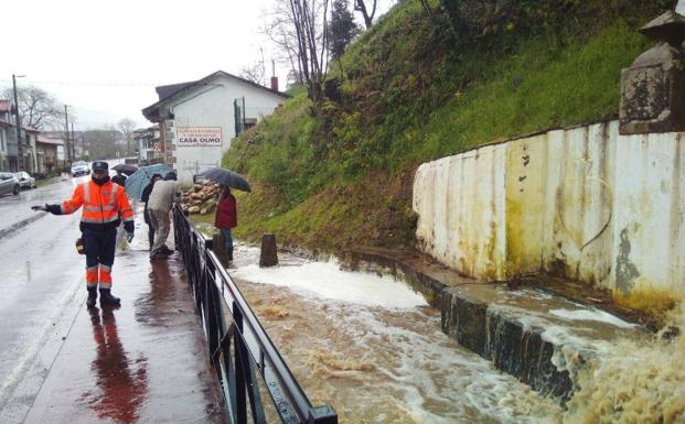 Una tromba de agua inunda varios comercios del centro de Alceda