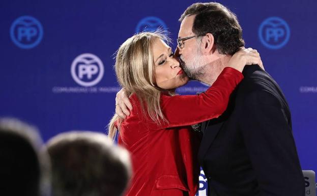 Rajoy sostiene a Cifuentes