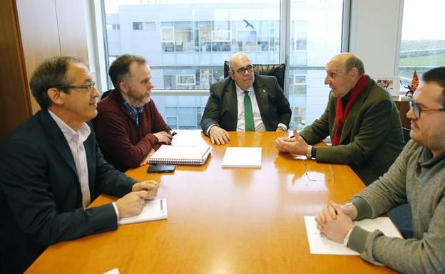 Oria se compromete con San Felices a solucionar el problema del agua de los ganaderos de la Barbecha