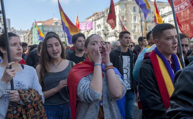 Más de 200 personas se manifiestan en Santander a favor de la Tercera República