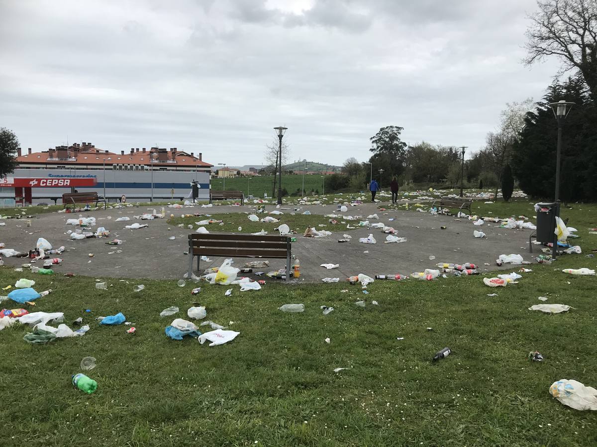 Así queda el parque Mies de Meji, en Tanos, tras los multitudinarios botellones de cada fin de semana