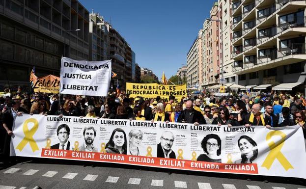 Miles de personas marchan en Barcelona en apoyo a los presos del 'procés' y el diálogo