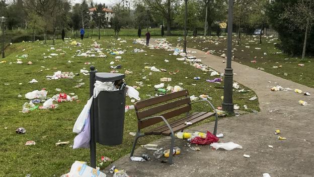 El botellón vuelve a llenar de basura Tanos tras otra fiesta multitudinaria