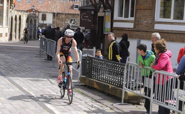 Barrio y Peñalver se imponen con autoridad en el Duatlón de Reinosa