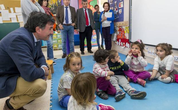 Mañanes muestra su apoyo al equipo docente y al AMPA del Monte Corona