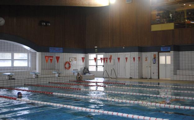 La piscina de Reinosa estrena iluminación