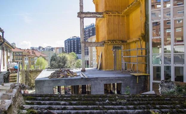 Avanza la obra para consolidar el centro del edificio semicaído de la calle del Sol