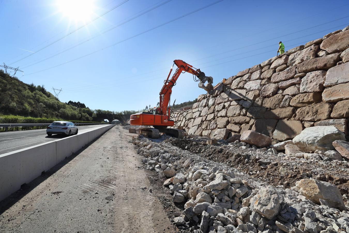 Prosiguen las obras para frenar el argayo de Caviedes