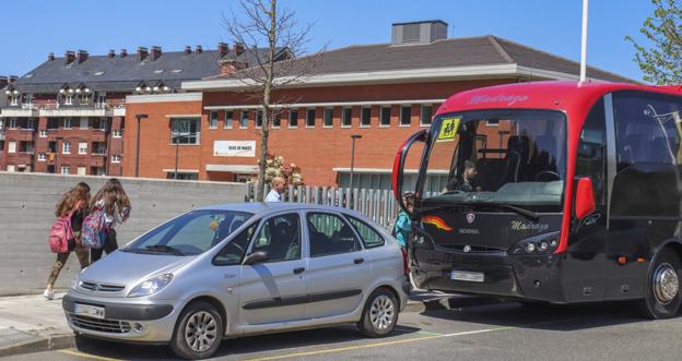 Alumnos de Sámano, Otañes y Santullán no tendrán autobús el próximo año para ir al nuevo instituto