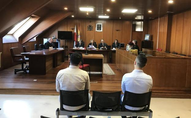 Los dos acusados de agredir sexualmente a una joven dicen que sólo hubo besos