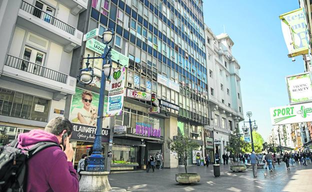 Los vecinos afectados por la fuga de agua en la calle Burgos no están dispuestos a pagar la factura