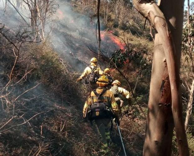 Sólo dos incendios forestales, en Luena y Santiurde de Reinosa, permanecen activos