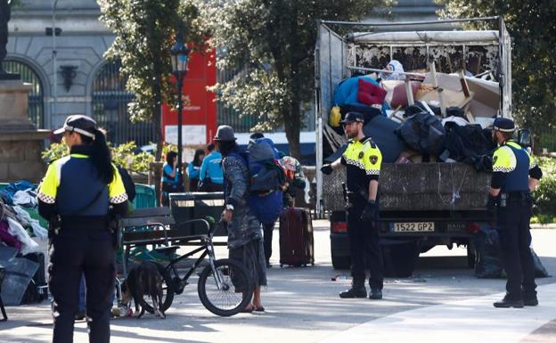 Desalojan a los acampados en la plaza Cataluña de Barcelona